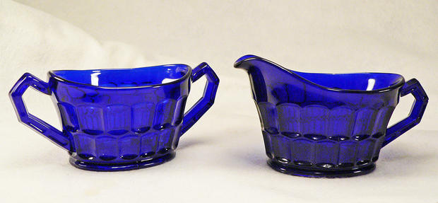 alt: Modré kobaltové sklo z první poloviny 20. století. Zdroj Wikimedia Commons, autor Nomoreforme, volné dílo / Public Domain.