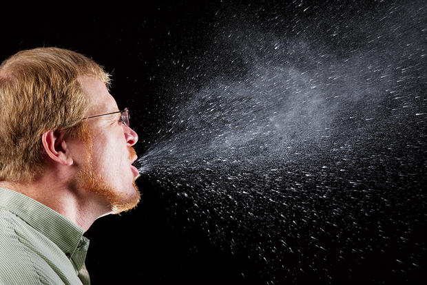 alt: Při kýchnutí rozstřikuje člověk do svého okolí drobné kapénky, v nichž se mohou snadno šířit různé viry. Zdroj Wikimedia Commons, autor James Gathany – CDC Public Health Image Library, volné dílo / Public Domain.