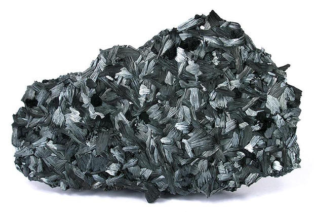 alt: Minerál pyrolusit, v němž byl objeven mangan. Zdroj Wikimedia Commons, autor Rob Lavinsky, iRocks.com, licence CC BY-SA 3.0.
