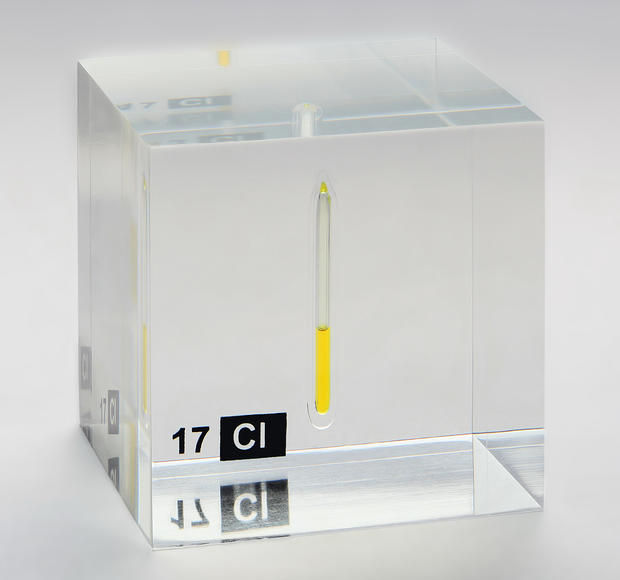 alt: Chlor zkapalněný za vysokého tlaku a zatavený ve skleněné ampuli. Zdroj Wikimedia Commons, autor Alchemist-hp, licence CC BY-NC-ND 3.0.