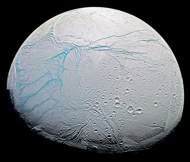 alt: Povrch Saturnova měsíce Enceladu. Obrázek ve falešných barvách byl sestaven ze snímků pořízených sondou Cassini v roce 2005. Zdroj Wikimedia Commons, kredit NASA/JPL/Space Science Institute, volné dílo / Public Domain.