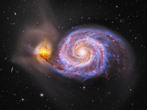 alt: Ilustrační foto: Vírová galaxie (M51) v souhvězdí Honicích psů. První galaxie se pravděpodobně zformovaly několik set milionů let po vzniku vesmíru. Zdroj Wikimedia Commons, kredit Adam Block/Mount Lemmon SkyCenter/University of Arizona, úpravy Jan Kolář, licence CC BY-SA 4.0.