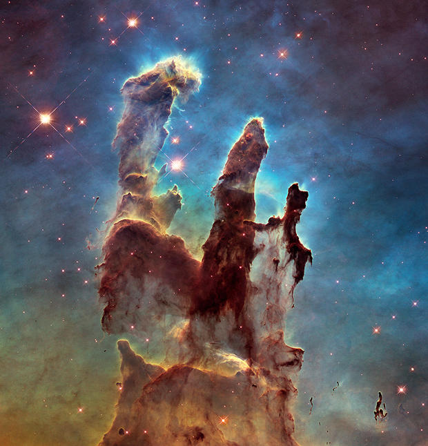 alt: Takzvané Sloupy stvoření, součást Orlí mlhoviny (M 16) v souhvězdí Hada. V těchto mračnech plynu a prachu se rodí nové hvězdy. Zdroj Wikimedia Commons, kredit NASA, ESA, and the Hubble Heritage Team (STScI/AURA), licence CC BY 3.0.