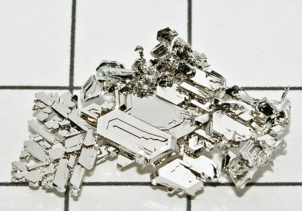 alt: Uměle vyrobené krystaly čisté platiny. Zdroj Wikimedia Commons, autor Periodictableru, úpravy Jan Kolář, licence CC BY 3.0.