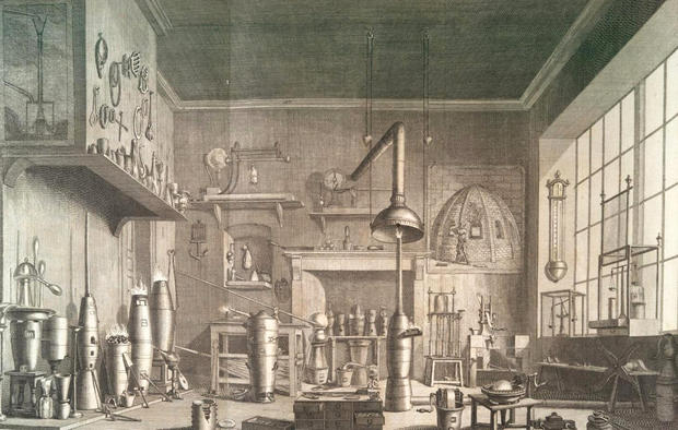 alt: Vzorová chemická laboratoř druhé poloviny 18. století, rytina z knihy Williama Lewise. Zdroj Wikimedia Commons, volné dílo / Public Domain.