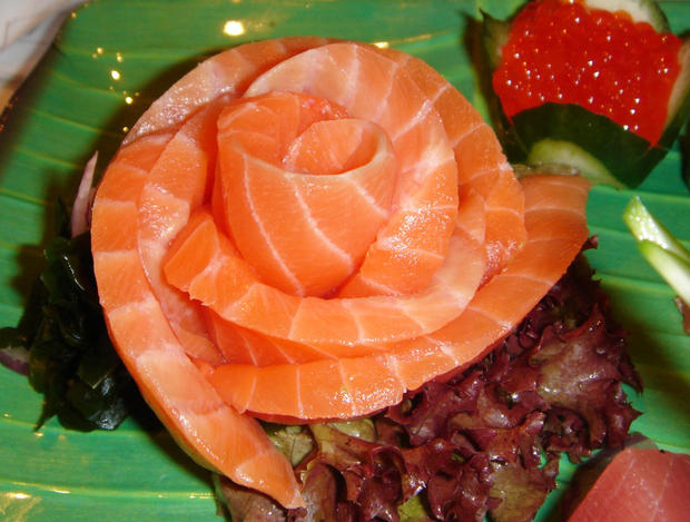 alt: Lososí maso má výraznou oranžovou barvu. Zdroj Wikimedia Commons, autor Blu3d, úpravy Jan Kolář, licence CC BY-SA 3.0.