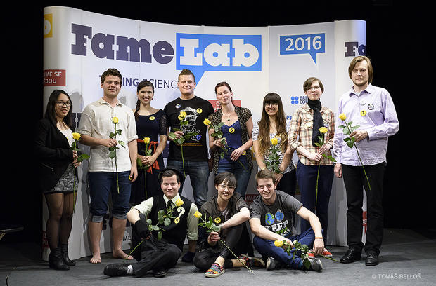 alt: Účastníci českého finále FameLabu 2016. Julie Nováková je druhá zprava. Foto: FameLab.