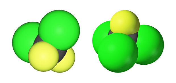 alt: Největšími „dodavateli“ chloru do vyšších vrstev atmosféry jsou dva freony – dichlordifluormethan (nazývaný také CFC-12, *vlevo*) a trichlorfluormethan (CFC-11, *vpravo*). Atomy uhlíku jsou vyznačeny černě, chloru zeleně a fluoru žlutě. Zdroj Wikimedia Commons, autor Benjah-bmm27, úpravy Jan Kolář, volné dílo / Public Domain.