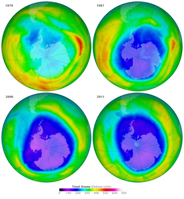 alt: Nad Antarktidou klesají na jaře koncentrace ozonu a vzniká „ozonová díra“. Jak ukazují měření z let 1979, 1987, 2006 a 2011 (vždy 16. září), od osmdesátých let zde ozonová vrstva dramaticky slábla. Nyní to díky zákazu freonů vypadá, že se pokles zastavil a začíná pomalý návrat k normálu. Množství ozonu je uvedeno v takzvaných Dobsonových jednotkách. Zdroj NASA, úpravy Jan Kolář, volné dílo / Public Domain.