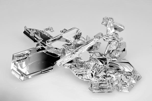 alt: Uměle vyrobené krystaly vysoce čistého ruthenia. Jako jeden z mála prvků může ruthenium ve svých sloučeninách dosáhnout oxidačního stavu +VIII. Zdroj Wikimedia Commons, autor Metalle-w, úpravy Jan Kolář, licence CC BY-SA 3.0.