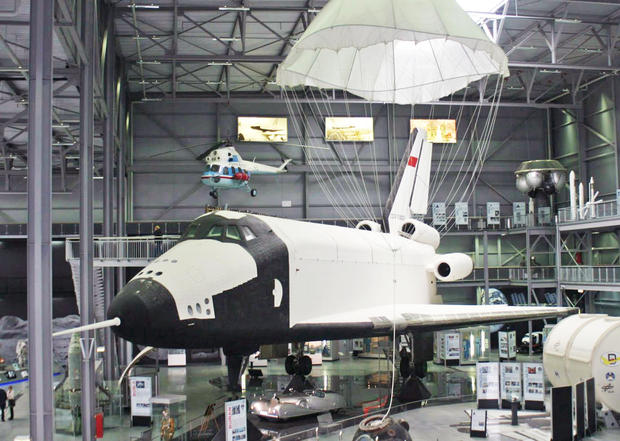 alt: Buran – sovětská odpověď na americký raketoplán Space Shuttle, nyní zlatý hřeb expozice kosmonautiky ve Speyeru.
