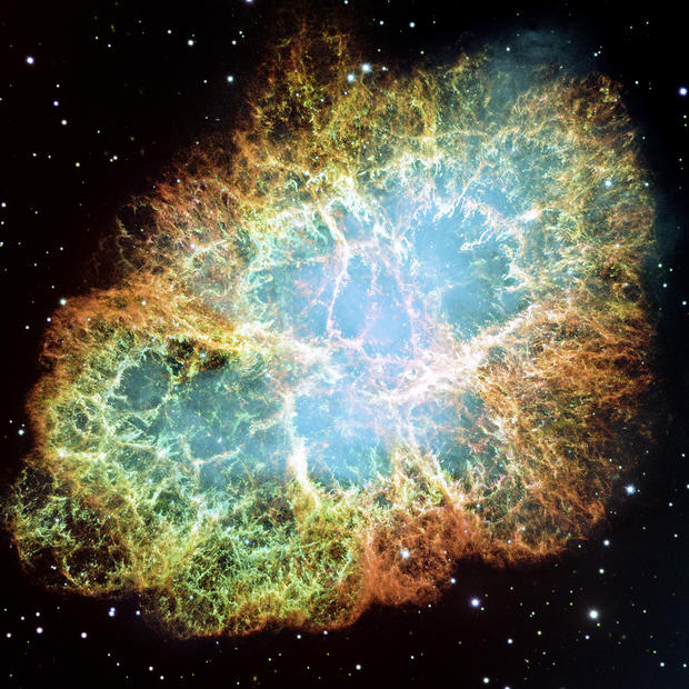 alt: Krabí mlhovina v souhvězdí Býka. Jde o pozůstatek supernovy, která vybuchla v roce 1054. Během exploze supernovy vzniká mnoho chemických prvků – včetně těch nejtěžších. Zdroj Wikimedia Commons / NASA, ESA, J. Hester a A. Loll (Arizona State University). Úpravy Jan Kolář, volné dílo / Public Domain.
