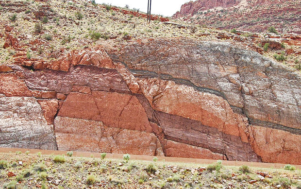 alt: 2) Série zlomů v druhohorních horninách. Zářez silnice v Moab Canyon, Utah, USA.