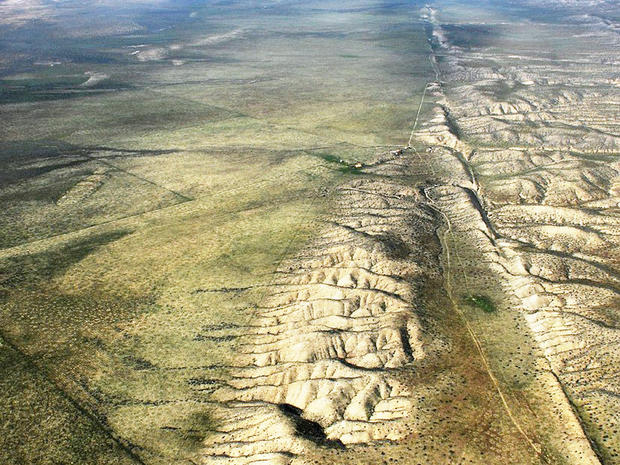 alt: 5) Zlom San Andreas (shora dolů v pravé části snímku) je dlouhý asi 1 300 kilometrů a táhne se Kalifornií ve zhruba severojižním směru. Leží na rozhraní mezi pacifickou a severoamerickou litosférickou deskou. Vzájemné posuny obou desek podél tohoto zlomu jsou příčinou častých zemětřesení, která Kalifornii postihují.