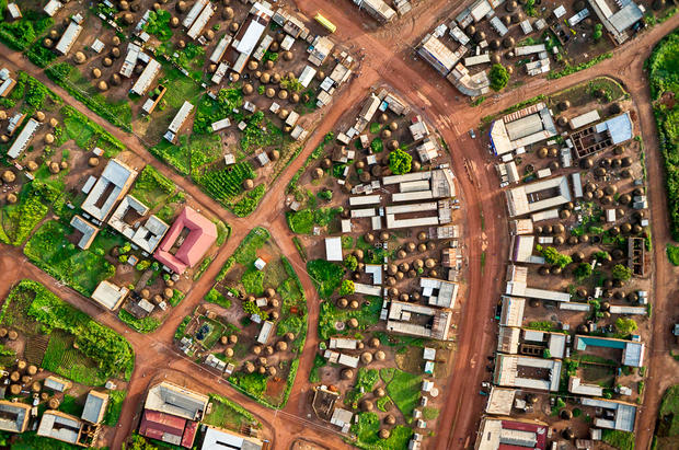 alt: Letecký snímek městské zástavby ve východoafrické Ugandě.