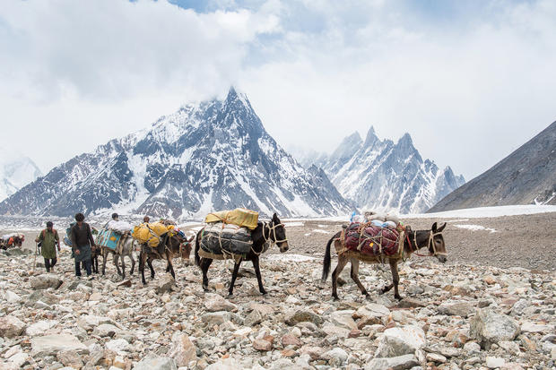 alt: Nosiči horolezecké výpravy na K2 v asijském pohoří Karákóram. Autorem obou ilustračních fotografií je Petr Jan Juračka.