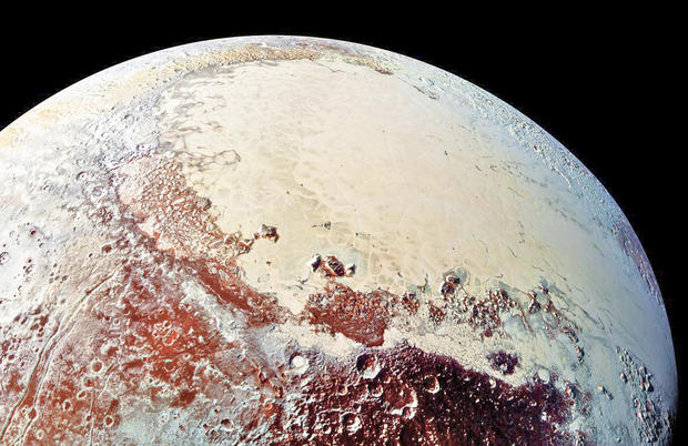 alt: Díky sondě New Horizons, která v roce 2015 proletěla kolem Pluta, dnes máme dobrou představu o povrchu této trpasličí planety. Zda se pod ním skrývá kapalná voda, ukážou až budoucí výzkumy. Zdroj Wikimedia Commons, kredit NASA/JHUAPL/SWRI, volné dílo / Public Domain.