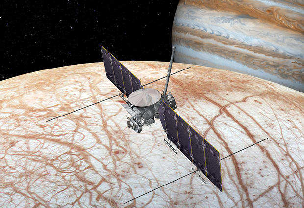 alt: Plány na vědecké mise k Europě už začínají dostávat konkrétnější podobu. Zde vidíte umělecké ztvárnění připravované sondy NASA, která by mohla odstartovat po roce 2020. Zdroj Wikimedia Commons, kredit NASA/JPL-Caltech, volné dílo / Public Domain.