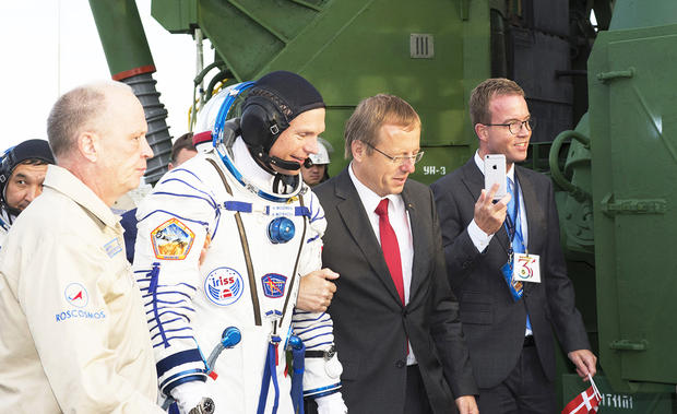 alt: Jan Wörner (*druhý zprava*) doprovázel v září 2015 „evropského astronauta s dánským přízvukem“ Andrease Mogensena ke startovní plošině v Bajkonuru. Mogensenova mise na Mezinárodní vesmírnou stanici ISS trvala jenom necelých deset dnů, ale zahrnovala důležité pokusy a meteorologická měření. Kredit: ESA – S. Corvaja.