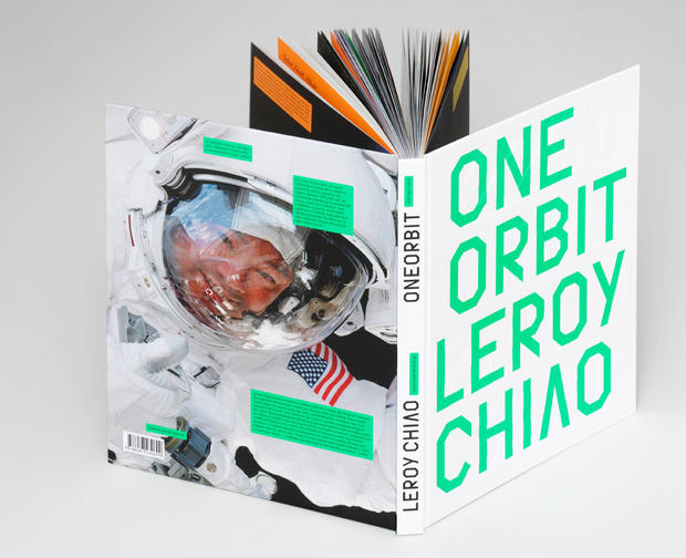 alt: Publikace *OneOrbit / Život jako výzva* obsahuje snímky z Chiaovy kariéry astronauta i fotografie, které sám pořídil.