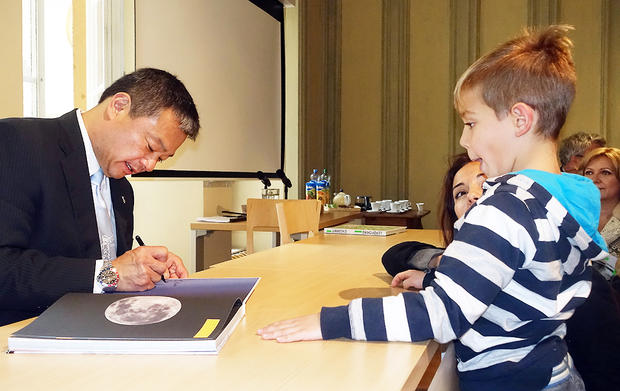 alt: Na křest knihy se přišli podívat i malí budoucí astronauti. Všechny snímky poskytla Galerie Zdeňka Sklenáře.