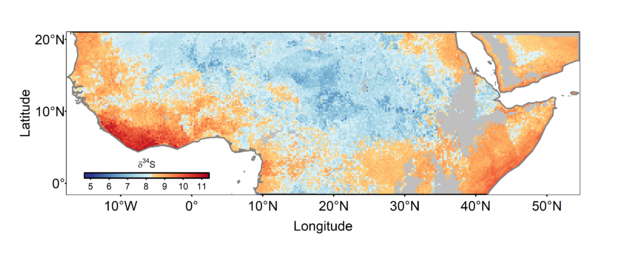 alt: Předpokládané prostorové rozložení hodnot δ34S v subsaharské Africe modelované na základě kovariát prostředí a vzorků peří známého geografického původu odebraných sledovaným rákosníkům velkým.