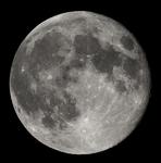 alt: Měsíc v pohledu ze Země, téměř v úplňku. Foto Luc Viatour / www.Lucnix.be, licence Creative Commons Uveďte autora-Zachovejte licenci 3.0 Unported.