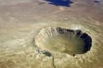 alt: Impaktní kráter známý jako Meteor Crater nebo Barringer Crater. Nachází se v Arizoně v USA a je starý asi 50 000 let. Zdroj Wikimedia Commons, autor Shane.torgerson, licence Creative Commons Attribution 3.0 Unported.