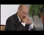 alt: Film nabízí jedinečný pohled zblízka na totalitní praktiky prezidenta Lukašenka a státního aparátu, který se neštítí mediální propagandy, zneužívání tajné policie, vyhrožování a vykonstruovaných procesů. 