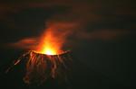 alt: Sopečná činnost je typickou endogenní silou. Na snímku je erupce sopky Tungurahuy v Ekvádoru, která vypukla v roce 1999.