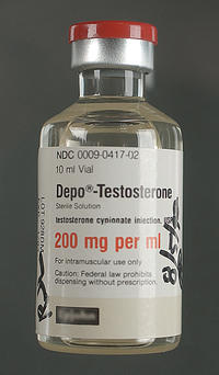 alt: Preparát na bázi testosteronu. Zdroj http://www.dea.gov/photos/steroids/depo-testosterone_200_mg_ml.jpg
